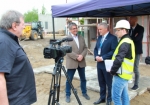 16 maja 2017. Uroczystość wmurowania kamienia węgielnego pod budowę laboratorium. Na zdjęciu, od lewej: Leszek Wawrzyński - dziennikarz, Zdzisław Podrez - menadżer RCZ, Tomasz Kurasiński - Burmistrz Zbąszynia, Mateusz Uramowski - kierownik budowy.